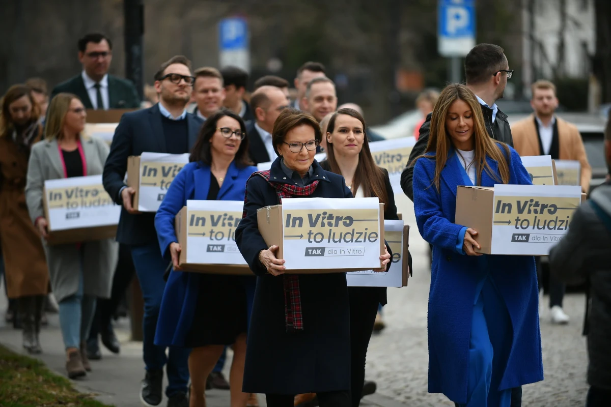 Zebrano pół miliona podpisów pod obywatelskim projektem ustawy ws. refundacji procedury pozaustrojowego zapłodnienia metodą in vitro - poinformowały posłanki KO. Zostanie on złożony w Sejmie. Parlamentarzystki podkreślały, że projekt stanowi test dla PiS, czy faktycznie chce walczyć z bezpłodnością w Polsce.