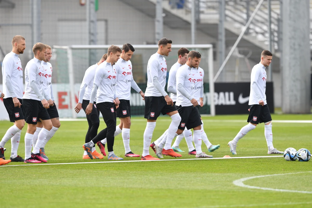 Sebastian Szymański jest zdrowy i wziął udział w dzisiejszym, ostatnim treningu piłkarskiej reprezentacji Polski. Biało-Czerwoni zagrają jutro na wyjeździe z Czechami i będzie to ich pierwsze starcie w eliminacjach mistrzostw Europy 2024. Spotkanie w Pradze będzie też debiutem Fernando Santosa w roli selekcjonera naszej kadry.