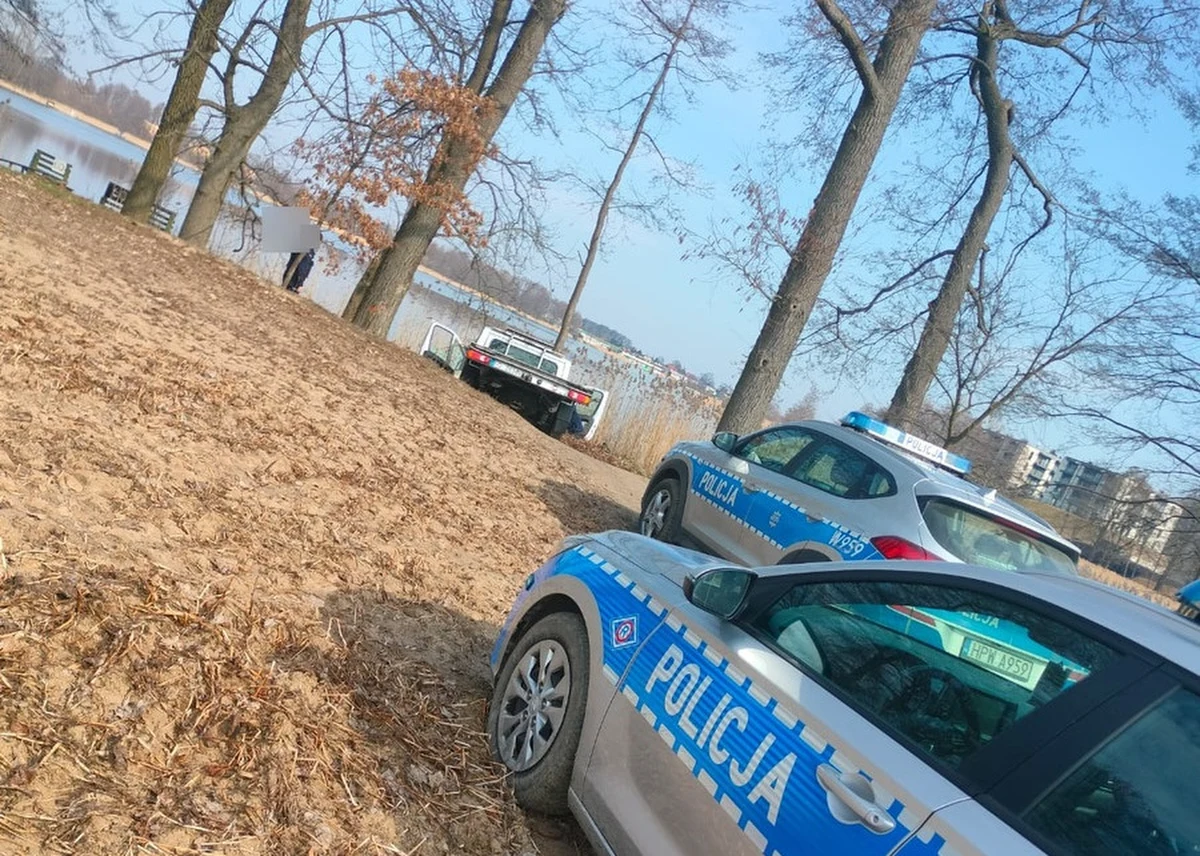 Po pościgu policjanci z Wałcza zatrzymali kierowcę fiata. Jak się okazało, 60-latek próbował uniknąć kontroli drogowej, bo prowadzony przez niego pojazd był kradziony. Uciekając przez policją wjechał do jeziora.