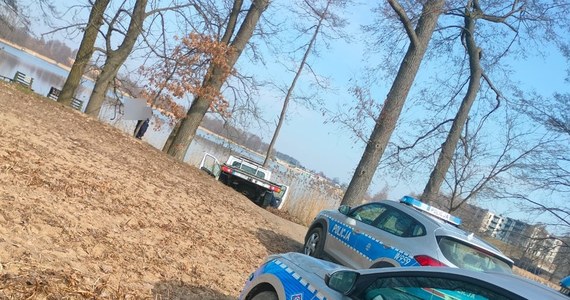 Po pościgu policjanci z Wałcza zatrzymali kierowcę fiata. Jak się okazało, 60-latek próbował uniknąć kontroli drogowej, bo prowadzony przez niego pojazd był kradziony. Uciekając przez policją wjechał do jeziora.