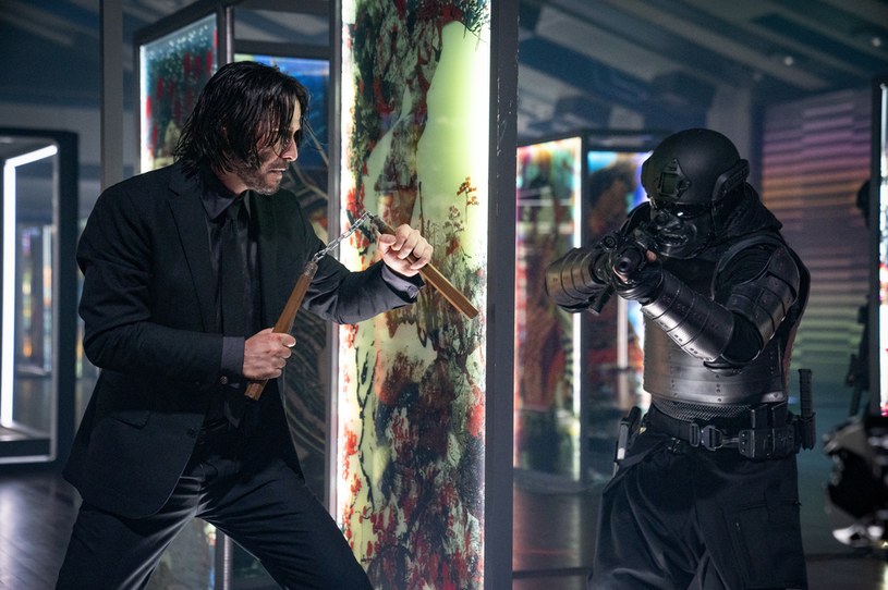 Pięć tytułów wchodzi na ekrany polskich kin 24 marca. Najgłośniejszą z premier jest oczywiście najnowsza część kultowej już serii filmów akcji "John Wick" z Keanu Reevesem w roli tytułowej. Stawkę uzupełniają: rodzimy kryminał "Święty", brytyjska komedia romantyczna "Miłość po angielsku" z Piotrem Adamczykiem w obsadzie, dramat "Sundown" i animacja "Co w trawie gra".