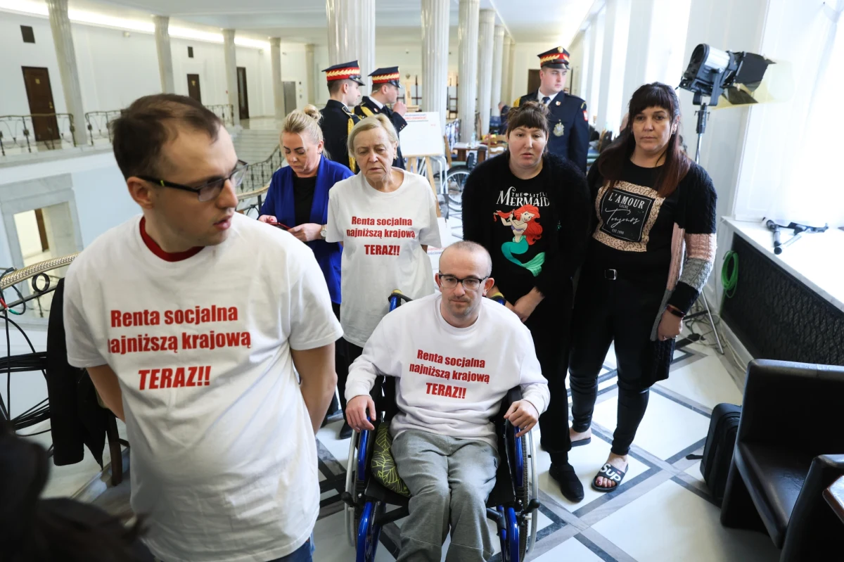 W piątek rodzice osób z niepełnosprawnościami kończą protest w Sejmie. "Jutro opuszczamy Sejm! Żeby dalej działać, musimy być zdrowi, czasem trzeba zrobić jeden krok do tyłu, aby później zrobić dwa do przodu" - poinformowała na Facebooku posłanka KO Iwona Hartwich. Protest trwał od 6 marca. 