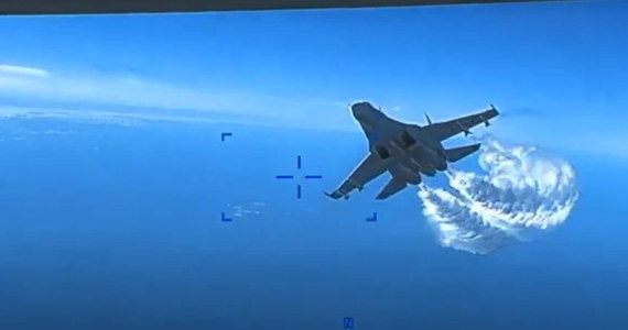 Rzecznik Rady Bezpieczeństwa Narodowego USA John Kirby nazwał "śmieszną" decyzję Ministerstwa Obrony Federacji Rosyjskiej, które przyznało odznaczenia państwowe pilotom myśliwców Su-27 eskortującym amerykańskiego drona MQ-9 Reaper przed jego strąceniem nad Morzem Czarnym.