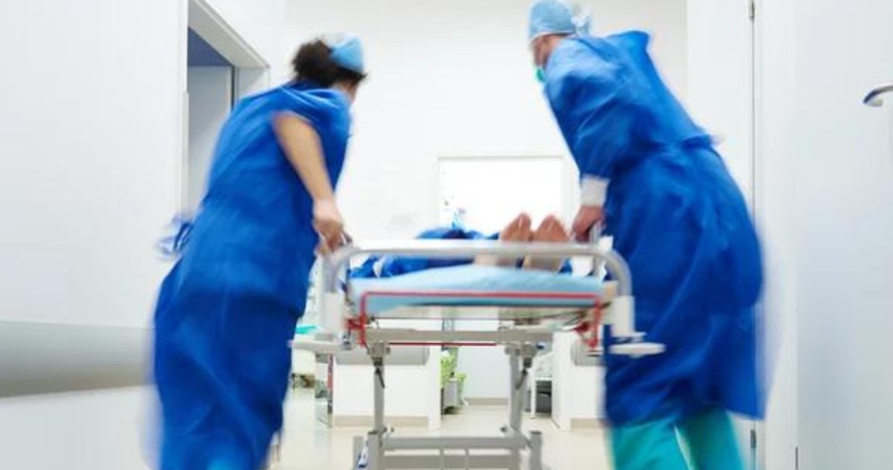 Śmiertelne ognisko zapalenia opon mózgowych w Anglii. Służby reagują