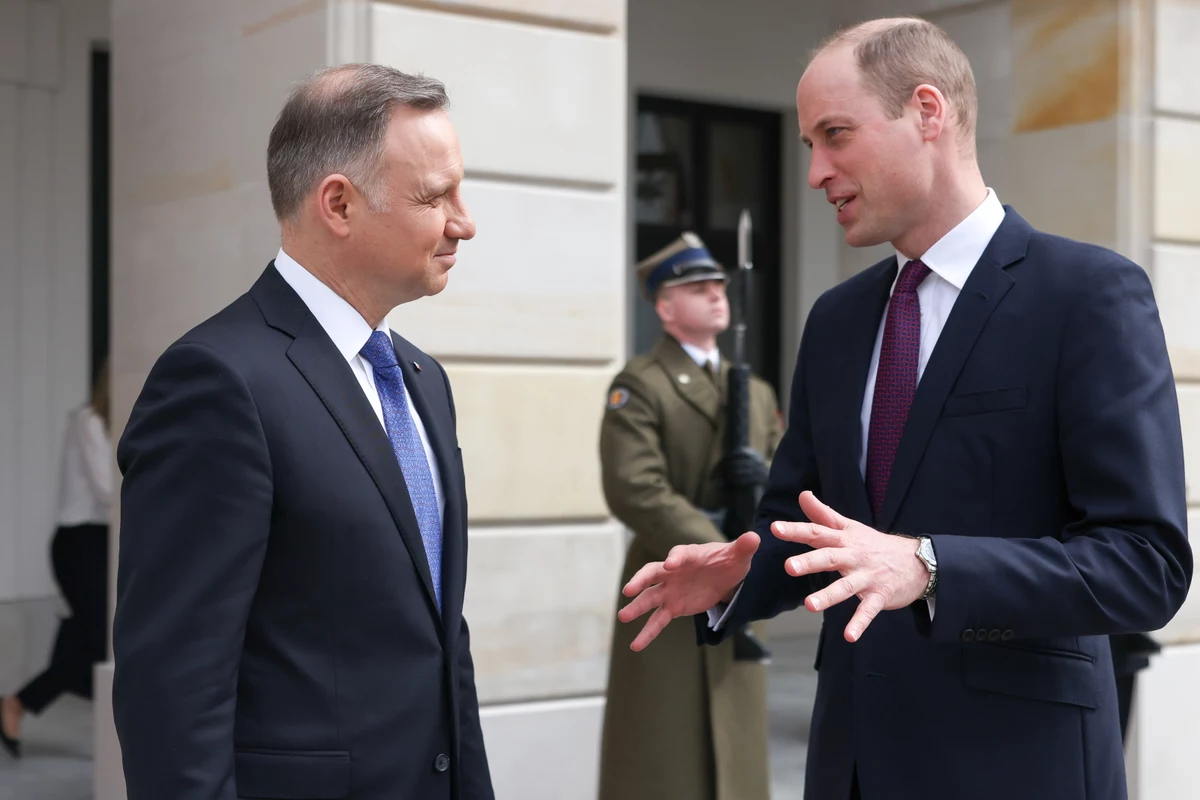 ​W czwartek podczas drugiego dnia wizyty w Polsce brytyjski następca tronu książę William m.in. złożył wieniec przy Grobie Nieznanego Żołnierza, spotkał się z prezydentem Andrzejem Dudą, a na koniec w Hali Koszyki porozmawiał z uchodźcami z Ukrainy, którzy w Warszawie znaleźli pracę.
