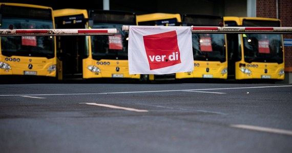 ​Związek zawodowy Verdi oraz związek kolejowy i transportowy (EVG) potwierdziły w czwartek w Berlinie, że w najbliższy poniedziałek ruch w całych Niemczech zostanie sparaliżowany przez strajk ostrzegawczy komunikacji publicznej. Protest na tle płacowym rozpocznie się o północy z 26 na 27 marca i potrwa całą dobę - poinformowali związkowcy.