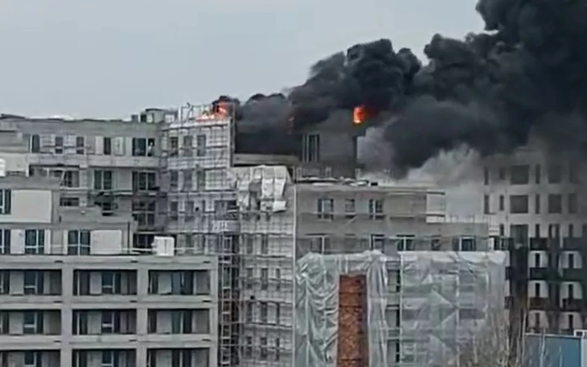 Ponad 40 strażaków brało udział w akcji gaśniczej pożaru przy ulicy Żupniczej w warszawskiej dzielnicy Praga Południe. Ogień pojawił się na terenie budowanego tam bloku mieszkalnego.