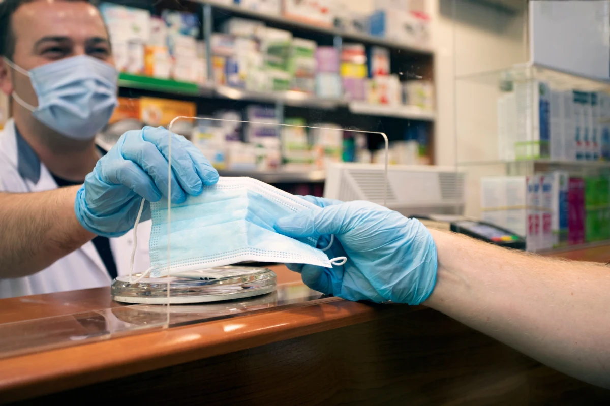 Obowiązek noszenia maseczek w przychodniach, szpitalach i aptekach pozostaje. Rząd przedłużył aktualne ograniczenia epidemiczne do 30 kwietnia.