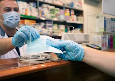 Maseczki obowiązkowe w szpitalach i aptekach do końca kwietnia 