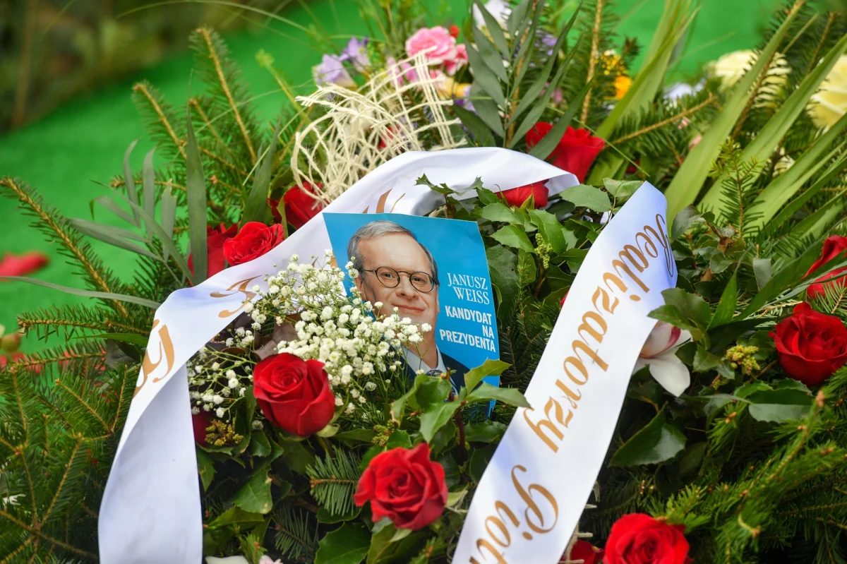 Na Cmentarzu Powązkach Wojskowych w Warszawie odbył się pogrzeb współzałożyciela grupy kabaretowej Salon Niezależnych, Radia Zet i prowadzącego teleturniej "Miliard w rozumie" Janusza Weissa.