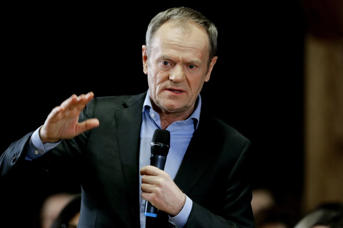 Donald Tusk zachęca wyborców do głosowania na Platformę Obywatelską. Lider PO zaproponował w czwartek "babciowe" - nowe świadczenie w wysokości 1500 zł dla każdej mamy wracającej do pracy po urlopie macierzyńskim.