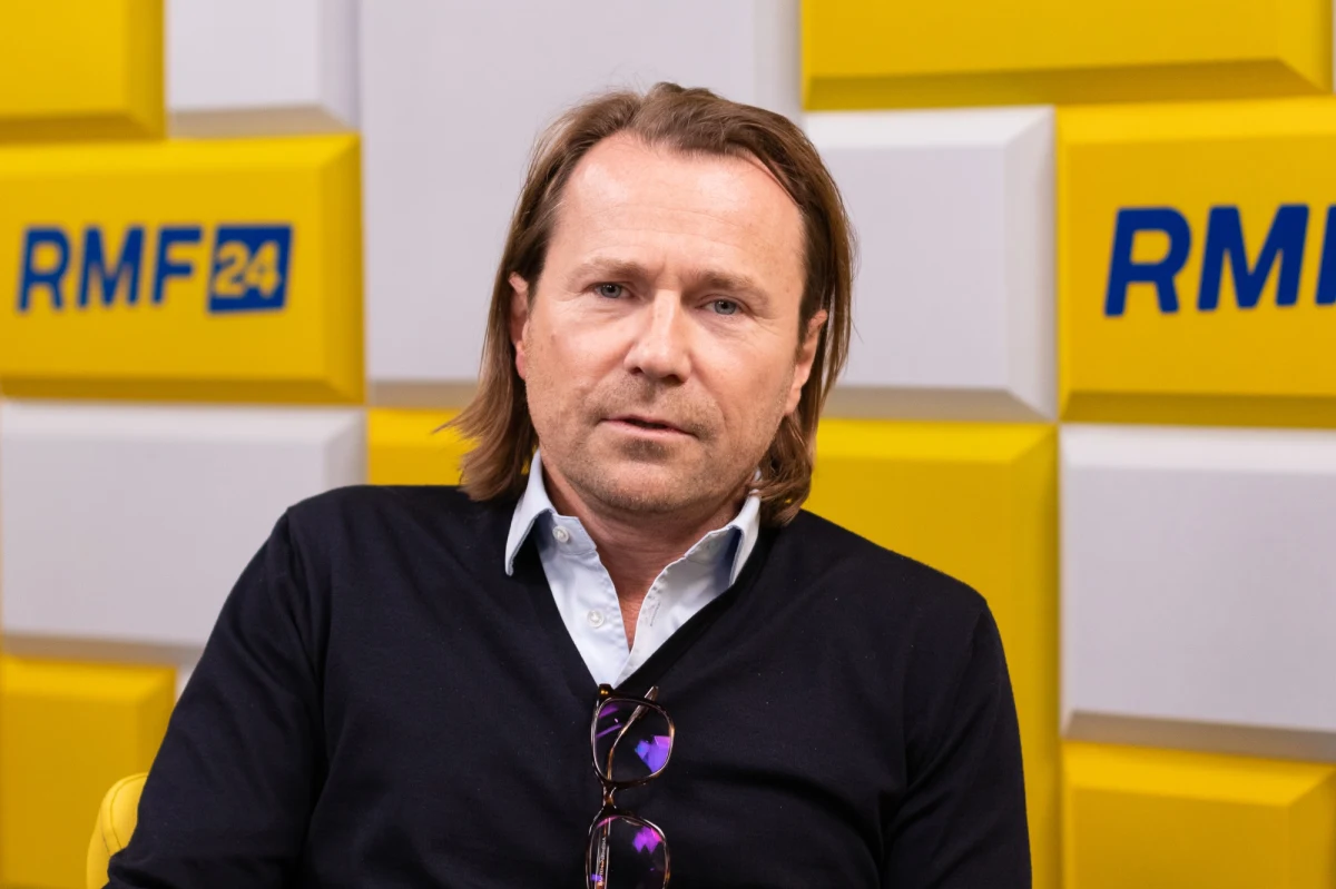 „Na ukraińskim niebie Rosjanie nie panują, ale też nie panują tam siły zbrojne Ukrainy. Gdyby siły zbrojne Ukrainy panowały w powietrzu, to nie byłoby możliwości – przynajmniej częściowego – niszczenia za pomocą bomb szybujących czy rakiet odpalanych z pokładu bombowców z jakiejś odpowiedniej rubieży. Wtedy wszystkie siły i środki nie byłyby zdolne zbliżyć się na odpowiednią minimalną odległość, która umożliwiłaby im dyslokowanie, zrzut itd.” – tak na pytanie o to, kto dominuje na ukraińskim niebie, odpowiedział w Popołudniowej rozmowie w RMF FM pułkownik Krystian Zięć, jeden z pierwszych polskich pilotów samolotów F-16. Były dowódca 32. Bazy Lotnictwa Taktycznego w Łasku przyznał, że gdyby Ukraińcy mieli przewagę w powietrzu, to mieszkańcy ukraińskich miast by nie ginęli.