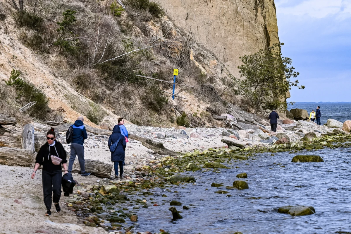 To żywa tkanka i normalne zjawisko. Na klifie w Gdyni Orłowie możliwe są kolejne osuwiska ziemi - mówią pracownicy Urzędu Morskiego w Gdyni.