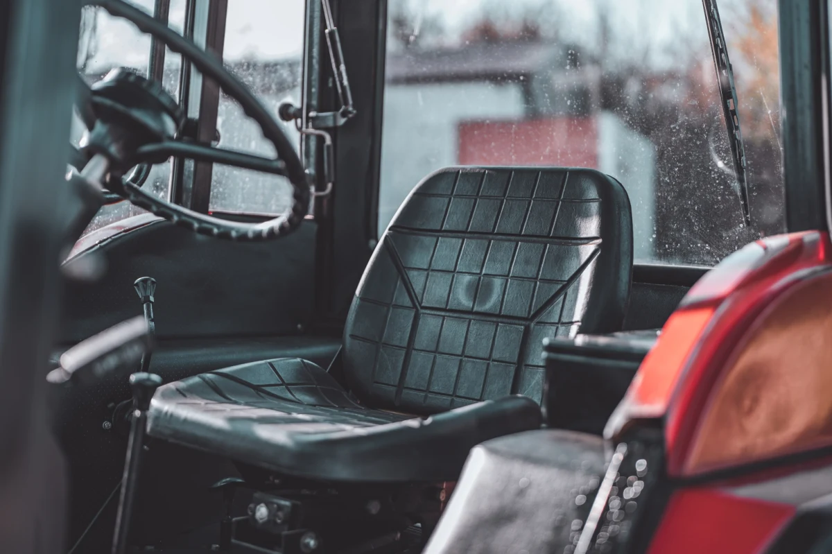 Policja zatrzymała na terenie mazowieckiej gminy Dzierzgowo 41-letniego kierowce ciągnika rolniczego, który w trakcie jazdy wyrzucał na drogę puste puszki po piwie. Okazało się, że mężczyzna ma w organizmie 2,5 promila alkoholu. W trakcie kontroli przyznał, iż od kilku lat nie ma prawa jazdy.