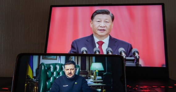Chiny nie zajęły jeszcze jednoznacznego stanowiska w sprawie wojny w Ukrainie. Są jednak jednym z ważniejszych graczy sceny geopolitycznej, a z ich zdaniem liczą się nawet na Kremlu. Nic więc dziwnego, że Kijowowi zależy na zorganizowaniu rozmowy między Wołodymyrem Zełenskim i przywódcą ChRL Xi Jinpingiem. Doradca ukraińskiego prezydenta Mychajło Podolak przyznał w czwartek, że prace nad takim spotkaniem trwają, ale nie należą do najłatwiejszych.