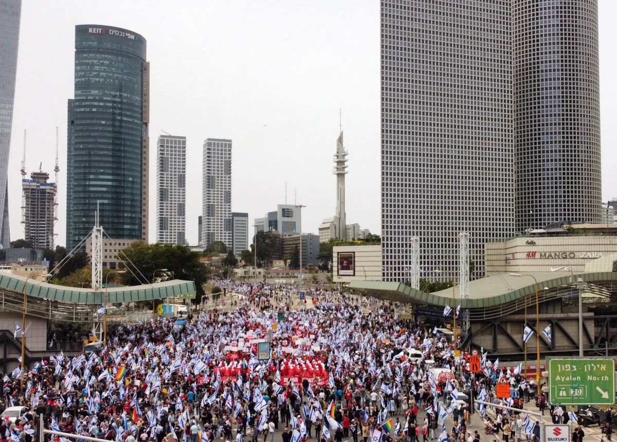 Po spotkaniu z ministrem obrony Izraela Joawem Galantem, który chciał wezwać rząd do wycofania się z reformy sądownictwa, premier Benjamin Netanjahu oznajmił w telewizyjnym wystąpieniu, że nie zrezygnuje z jej wdrożenia. Według mediów projekt ten zachwiał jednością rządzącej koalicji.