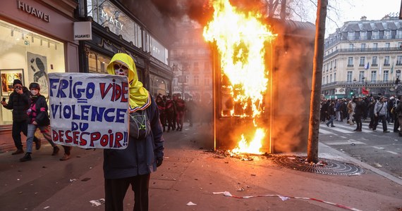 Demolowane sklepy, podpalone kosze na śmieci, gaz łzawiący i armatki wodne – takie sceny rozgrywały się na ulicach wielu francuskich miast. Setki tysięcy ludzi protestowało przeciwko reformie emerytalnej i prezydentowi Macronowi. W wielu miejscach doszło do starć z policją, atakowane były budynki publiczne. W Paryżu uczestnicy manifestacji zaczęli wznosić barykady oraz obrzucili kamieniami i kostką brukową policjantów, którzy odpowiedzieli pałkami i gazem łzawiącym. W centrum stolicy Francji paliła się jedna z kamienic oraz niezliczone uliczne barykady i pojemniki ze śmieciami, spłonęły dwa kioski z gazetami. Według związkowców w całej Francji demonstrowało dzisiaj aż ponad 3,5 miliona osób.