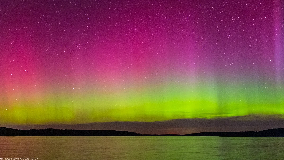 Minionej nocy nad Polską można było zaobserwować zorzę polarną. Szczególnie intensywne kolory przybrała nad północną częścią kraju, ale była też widoczna z centralnych regionów, m.in. Wielkopolski. Zobaczcie spektakularne zdjęcia!