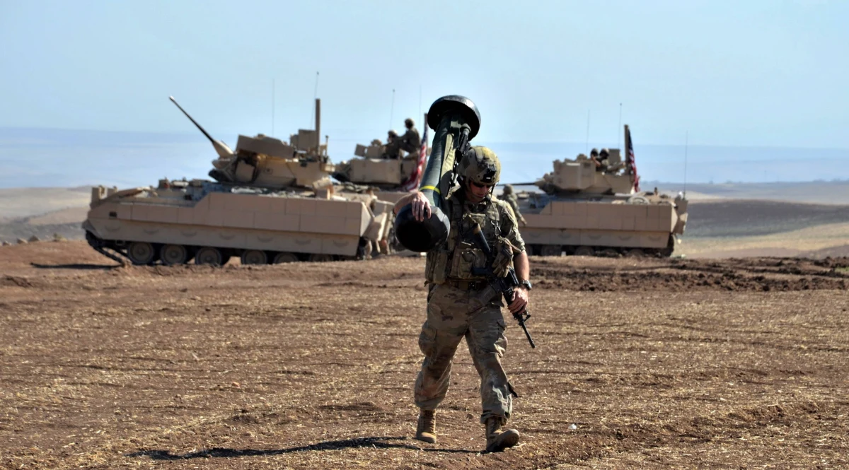 Wojsko amerykańskie przeprowadziło w czwartek wieczorem liczne ataki lotnicze przeciwko grupom związanym z Iranem w Syrii. Naloty te są odwetem za czwartkowy atak drona na bazę koalicji pod wodzą USA w pobliżu Al-Hasaka w północno-wschodniej Syrii. W wyniku ataku zginął amerykański pracownik cywilny i ranny został kolejny, a także pięciu amerykańskich żołnierzy - podał Reuters.