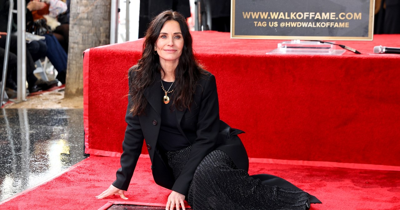 Courteney Cox nagrała zabawny filmik, na którym widzimy, jak czyści na kolanach gwiazdy wmurowane w Aleję Sław. 58-letnia aktorka pucowała płytę chodnikową dedykowaną sobie oraz gwiazdy z nazwiskami jej znanych koleżanek. Nawiązała w ten sposób do swojej bohaterki z "Przyjaciół", Moniki Geller, która miała obsesję na punkcie czystości.