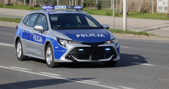 Myśleniccy policjanci pilotowali w drodze do szpitala samochód z mężczyzną, który poważnie zranił się w rękę piłą mechaniczną i mocno krwawił. Jadący "zakopianką" radiowóz zatrzymała w Jaworniku żona poszkodowanego.

