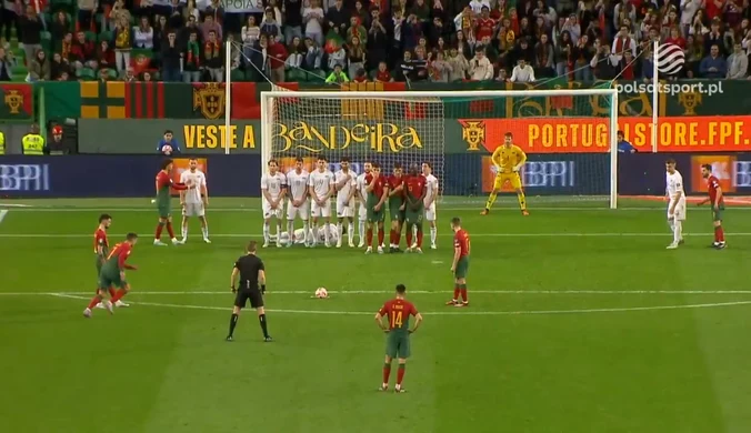 Cristiano Ronaldo z golem z rzutu wolnego w barwach reprezentacji Portugalii. WIDEO