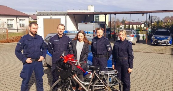 Policjanci z Tuszyna kupili rower 17-latce, która straciła pojazd po kolizji z samochodem. Dla niej był to jedyny środek transportu, by dostać się do oddalonej o kilkanaście kilometrów szkoły. Dziewczyna bez względu na porę roku i pogodę codziennie pokonywała tą samą trasę, a funkcjonariuszy poruszyła jej historia.       