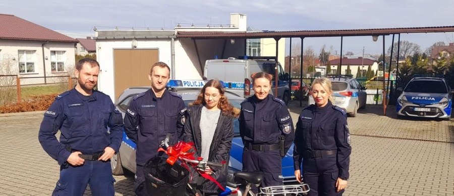Policjanci z Tuszyna kupili rower 17-latce, która straciła pojazd po kolizji z samochodem. Dla niej był to jedyny środek transportu, by dostać się do oddalonej o kilkanaście kilometrów szkoły. Dziewczyna bez względu na porę roku i pogodę codziennie pokonywała tą samą trasę, a funkcjonariuszy poruszyła jej historia.       