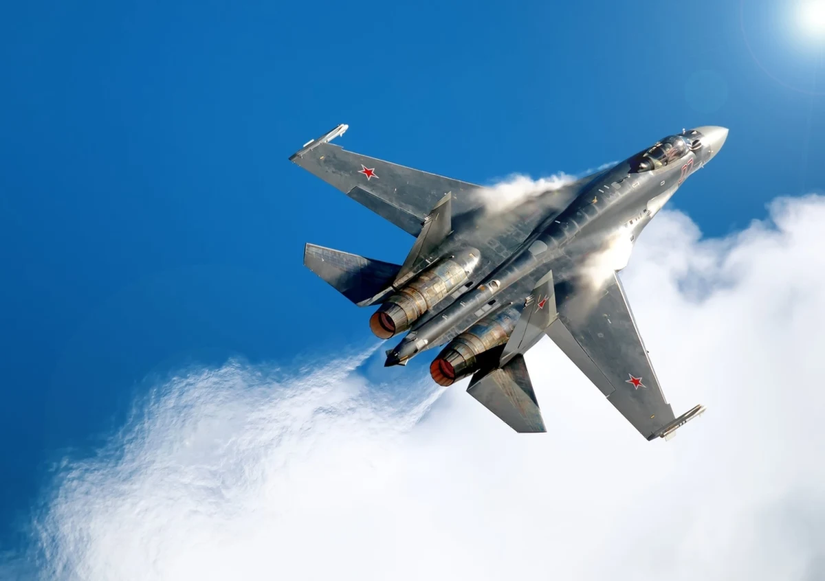 Rzecznik Sił Powietrznych Ukrainy pułkownik Jurij Ihnat powiadomił, że w nocy z czwartku na piątek Rosjanie ponownie przeprowadzili ataki w różnych regionach Ukrainy. Do jednego z nich użyli około 10 myśliwców wielozadaniowych Su-35, z których wystrzelono lotnicze bomby kierowane.