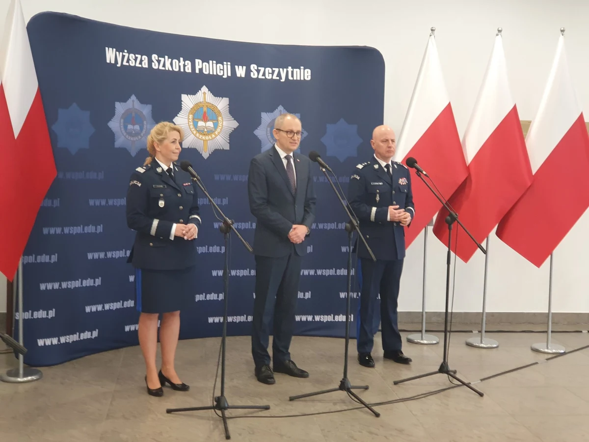Akademia Policyjna - tak już niedługo ma się nazywać Wyższa Szkoła Policji w Szczytnie. Zmianę nazwy ogłosili dzisiaj wiceszef MSWiA Błażej Poboży i komendant główny policji gen. insp. Jarosław Szymczyk. Powód to podniesienie prestiżu uczelni. Zmiany czekają też inne szkoły podległe resortowi.    