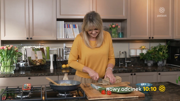 Już w najbliższą sobotę 25 marca nowy odcinek programu „Ewa gotuje”, a w nim 3 nowe przepisy! Gospodyni programu na przystawkę zaserwuje aromatyczny chleb bez glutenu z siemieniem lnianym, następnie zdradzi przepis na filet z kurczaka z boczniakami, zapieczony w cieście francuskim. Kulinarną ucztę zakończy słodkim wspomnieniem z czasów PRL – blokiem czekoladowym z bakaliami.