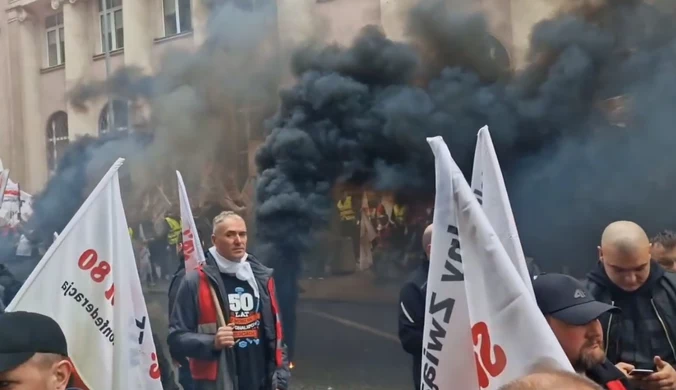 Protest górników w Warszawie. Czarny dym i trumna z podobiznami polityków 