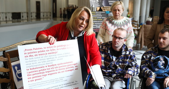 "Nie kończymy. Zawieszamy protest" - mówią niepełnosprawni i ich opiekunowie, którzy po 19 dniach protestu na sejmowym korytarzu opuszczają dziś budynek parlamentu. Domagają się podniesienia renty socjalnej do wysokości najniższej pensji.