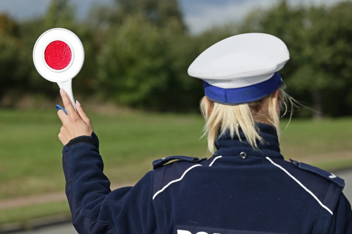 Długą listę przewinień ma na sumieniu 32-latek zatrzymany przez policjantów do kontroli drogowej w Urzędowie na Lubelszczyźnie. Mężczyzna przekroczył prędkość, był pijany i załamał dożywotni zakaz prowadzenia pojazdów, a to nie wszystko. Kontrola drogowa zakończyła się jego osadzeniem w zakładzie karnym.           

