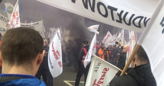 ​"Musimy powstrzymać zagładę górnictwa i Śląska!" - protest pod tym hasłem odbył się dziś w Warszawie, przed gmachem przedstawicielstwa Komisji Europejskiej. Górnicy sprzeciwiają się unijnemu rozporządzeniu, które ma ograniczyć emisję metanu.