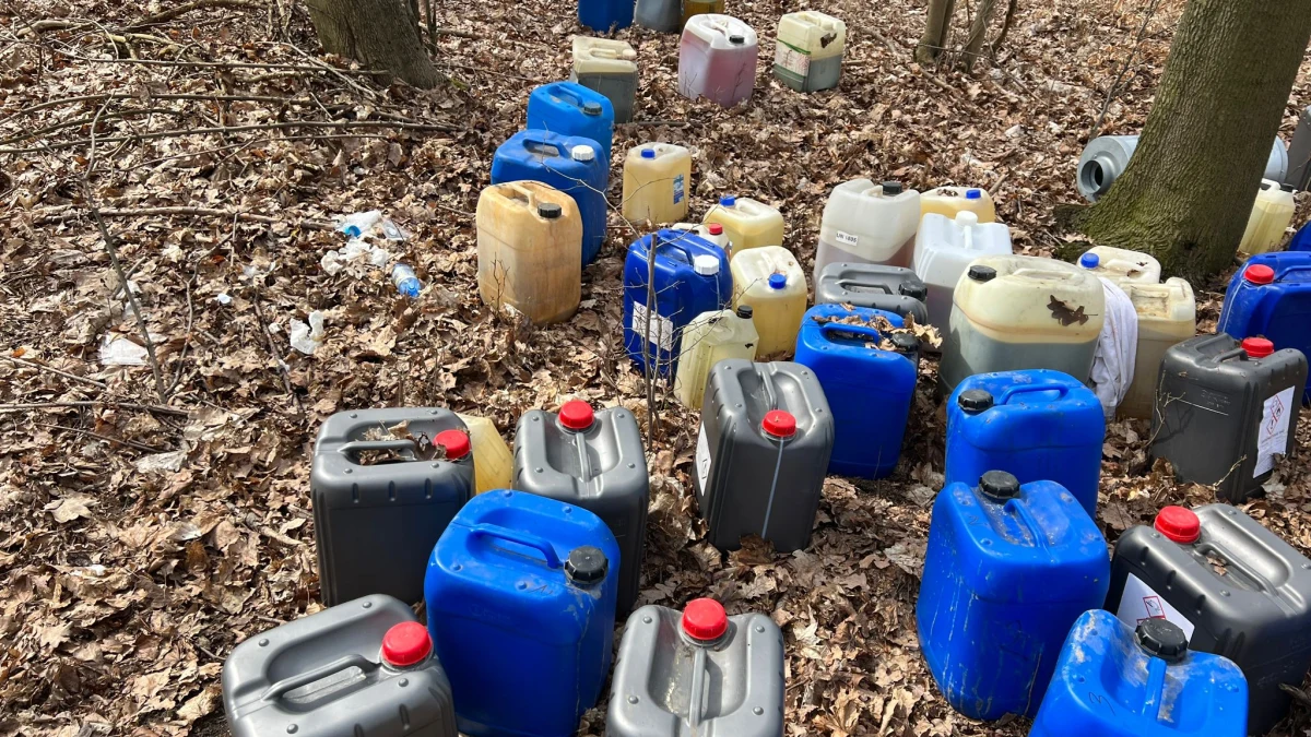 50 pojemników z nieznaną, żrącą substancją zostało znalezionych w lesie w Zbrosławicach w Śląskiem. Zauważył je właściciel pobliskiej pasieki. Prowadzone teraz badania mają wykazać, co to za substancja.