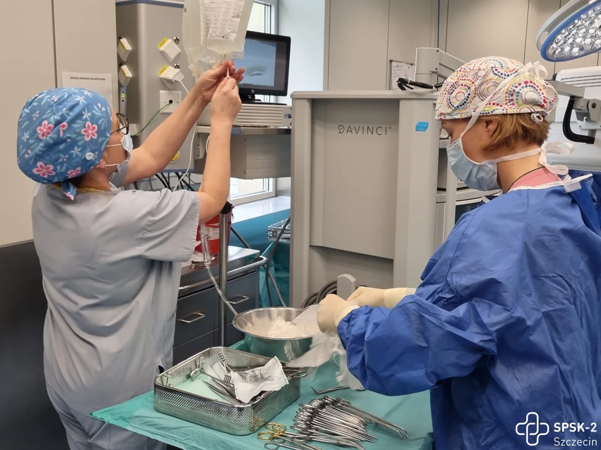 Specjaliści z Samodzielnego Publicznego Szpitala Klinicznego nr 2 PUM w Szczecinie po raz pierwszy pobrali nerkę do przeszczepu od żywego dawcy przy użyciu robota da Vinci. Dawczynią była mama, która oddała narząd swojemu synowi.