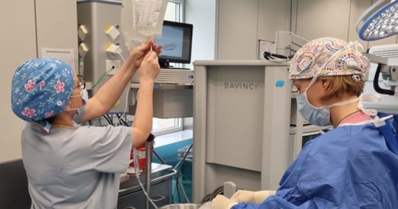 Specjaliści z Samodzielnego Publicznego Szpitala Klinicznego nr 2 PUM w Szczecinie po raz pierwszy pobrali nerkę do przeszczepu od żywego dawcy przy użyciu robota da Vinci. Dawczynią była mama, która oddała narząd swojemu synowi.