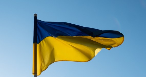 Półtora roku prac społecznych - taki prawomocny wyrok zapadł w sprawie 42-letniego Mariusza L., który w kwietniu 2022 roku zerwał ukraińskie flagi wiszące na rondzie w Pucku. Mężczyzna skazany został również za wpisy na serwisach społecznościowych nawołujące do nienawiści i znieważające Ukraińców.

