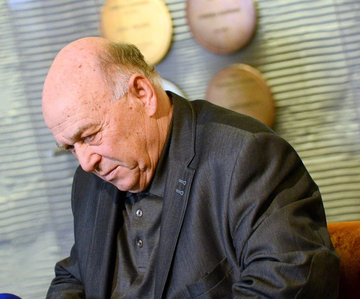 "Dajmy trenerowi szansę, zaufajmy mu" - mówił na antenie internetowego Radia RMF24 były prezes PZPN i legenda polskiej piłki nożnej Grzegorz Lato przed dzisiejszym meczem Polski z Czechami. Nasza reprezentacja rozpoczyna w Pradze walkę o awans do Euro 2024 właśnie od tego spotkania. W meczu w roli selekcjonera Biało-Czerwonych zadebiutuje Fernando Santos. Grzegorz Lato liczy na dobrą grę polskich zawodników. "Jak zrobimy remis, będzie dobrze" - podkreśla.