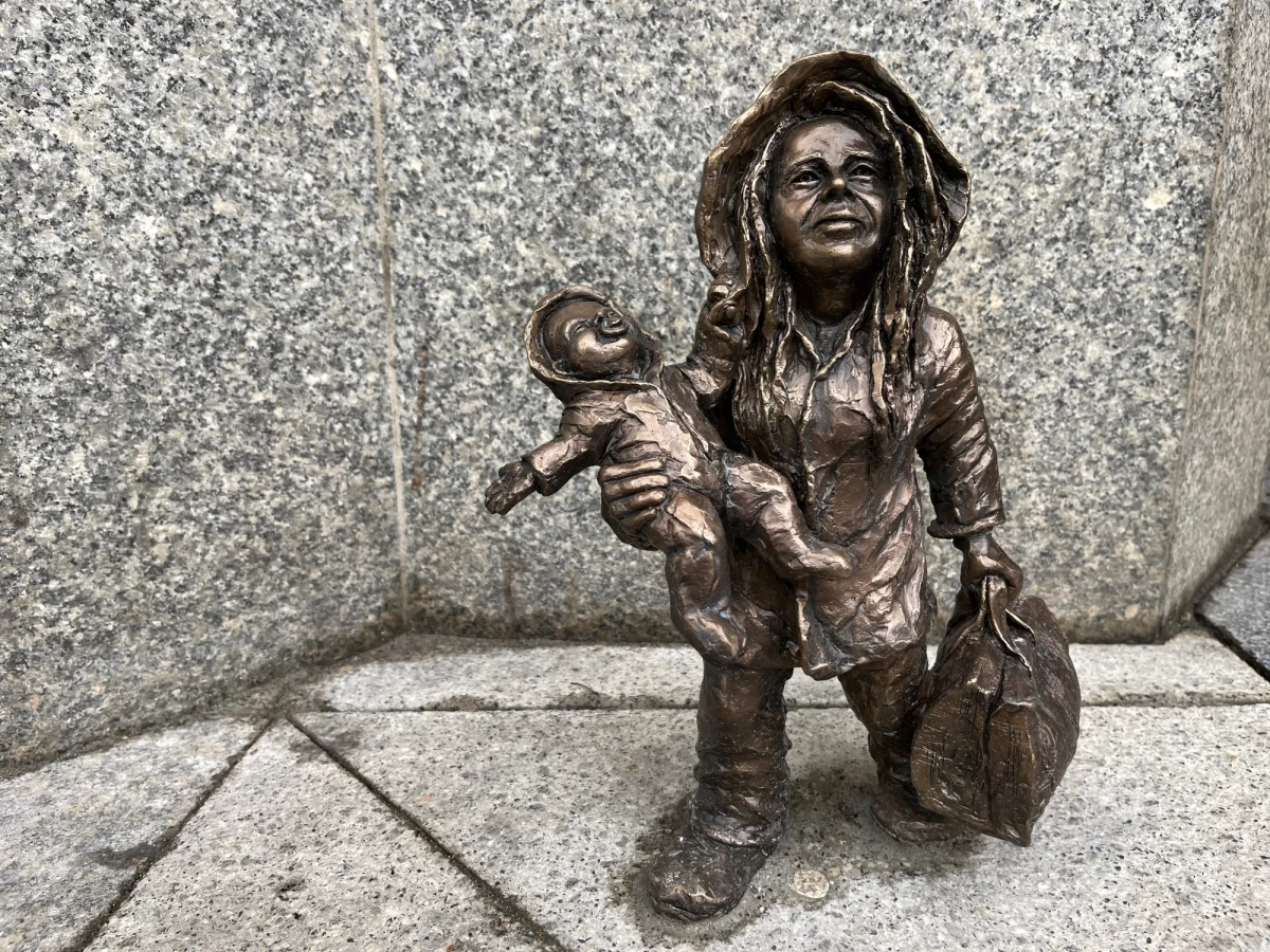 Figurki krasnali „wolontariusza” i „uchodźczyni", pojawiły się przy wejściu na Dworzec Główny PKP we Wrocławiu. To symboliczny wyraz wdzięczności i upamiętnienie wszystkich wolontariuszy, którzy podczas pierwszych dni wojny w Ukrainie pomagali uchodźcom, tłumnie przyjeżdżającym na dworzec.