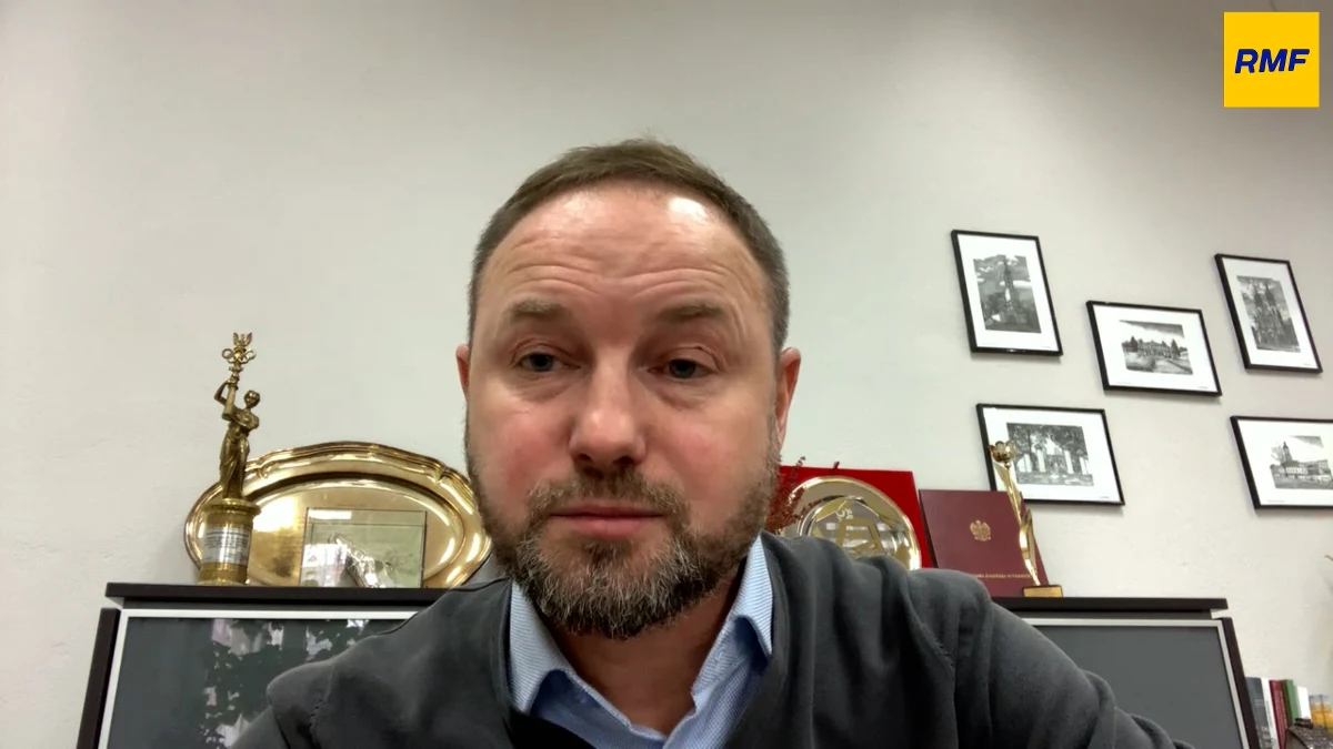 Dzisiaj wieczorem gramy z Czechami o pierwsze punkty w eliminacjach do Euro 2024 w Pradze. To debiut nowego selekcjonera reprezentacji Polski, Fernando Santosa. „Nie ma co ukrywać, że jesteśmy faworytem tej grupy. Mamy zawodników, którzy mogą poprowadzić nas do sukcesu z pierwszego miejsca” - mówił w Radiu RMF24 Tomasz Frankowski, były reprezentant Polski przed dzisiejszym meczem. W rozmowie z Piotrem Salakiem skomentował też wczorajsze przeprosiny Roberta Lewandowskiego za aferę premiową: „Bądźmy poważni. Nie piękne słowa zażegnają ten konflikt. Tylko i wyłącznie dobra gra może spowodować, że reprezentacja znów zyska wizerunkowo” – dodawał były napastnik, aktualnie polski europoseł.