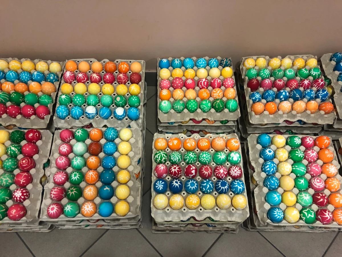 W Hospicjum Cordis w Katowicach przed świętami praca wre. Wolontariusze, uczniowie, pracownicy i podopieczni przygotowują piękne, kolorowe pisanki. Będzie ich 12 tys., a pieniądze ze sprzedaży wielkanocnych ozdób przeznaczone zostaną na funkcjonowanie placówki. 