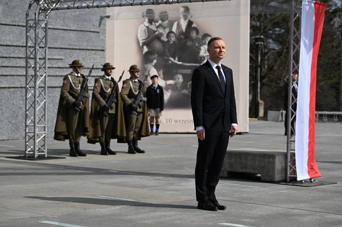 "Byli w Polsce podczas II wojny światowej ludzie, którzy głęboko w sercu wpisane mieli ideały człowieczeństwa, szacunku dla życia, miłości bliźniego" - mówił prezydent Andrzej Duda podczas piątkowych uroczystości w Markowej na Podkarpaciu, gdzie w czasie okupacji niemieccy żandarmi zamordowali rodzinę Ulmów, która udzieliła schronienia Żydom.