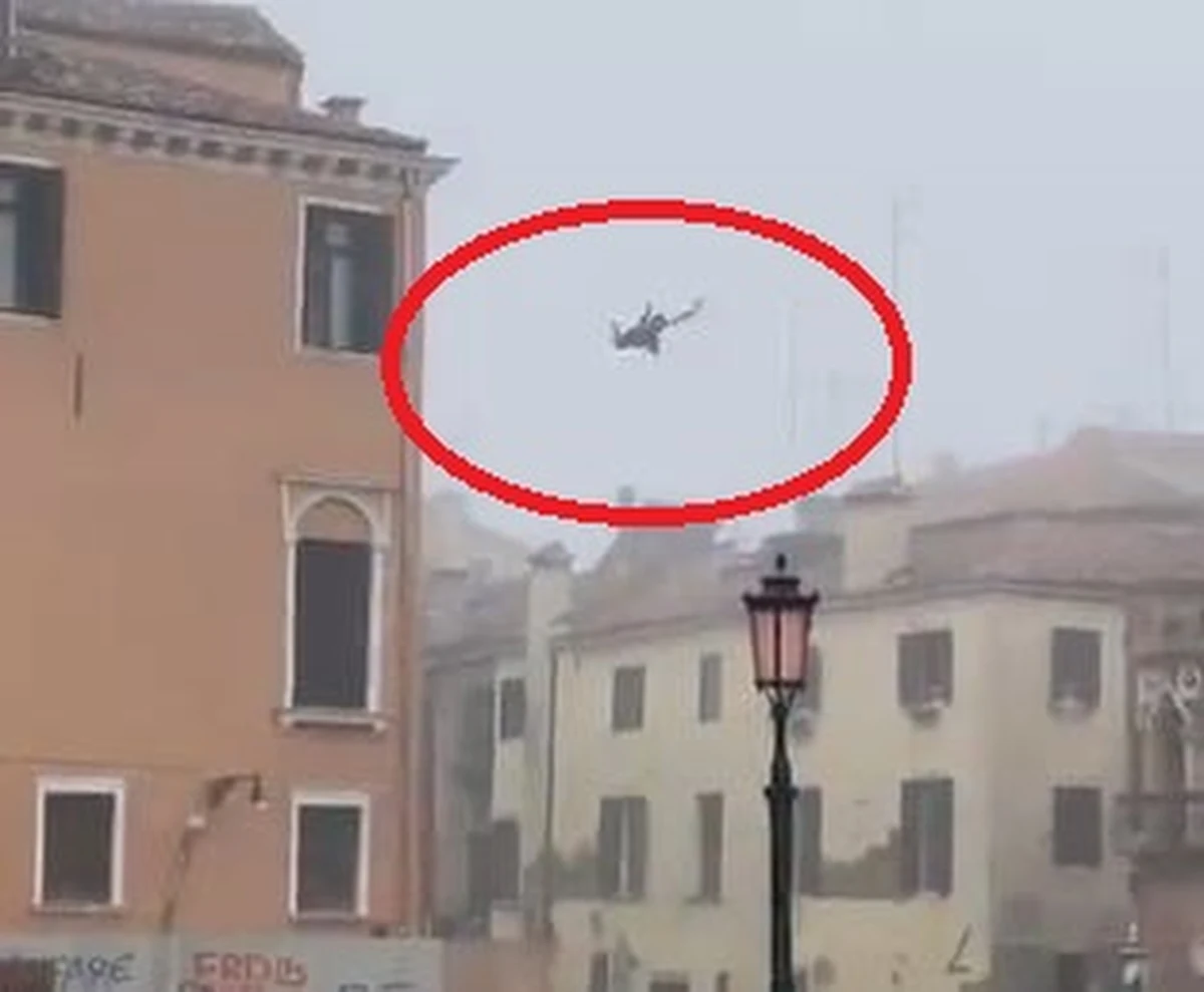 Władze Wenecji poszukują młodego mężczyzny, który skoczył do kanału z dachu trzypiętrowego domu. Burmistrz miasta Luigi Brugnaro zapowiedział, że "skoczek" zostanie ukarany.