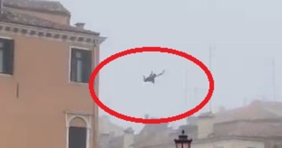 Władze Wenecji poszukują młodego mężczyzny, który skoczył do kanału z dachu trzypiętrowego domu. Burmistrz miasta Luigi Brugnaro zapowiedział, że "skoczek" zostanie ukarany.