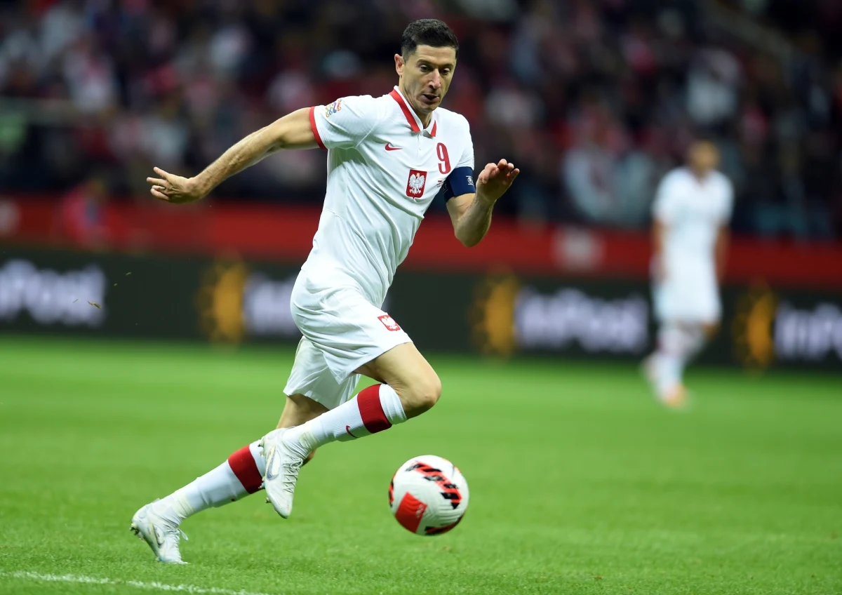 Wszystko już jasne! Debiutujący w roli selekcjonera reprezentacji Polski Fernando Santos ogłosił skład Biało-Czerwonych na dzisiejszy mecz z Czechami w eliminacjach Euro 2024.