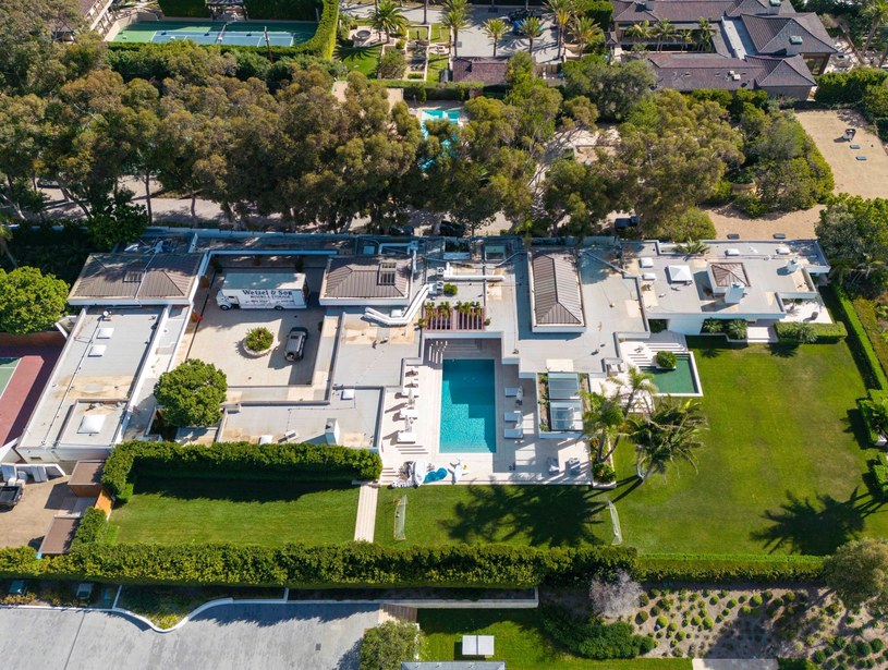 Simon Cowell, słynny juror "Mam talent", łowca talentów oraz producent telewizyjny i jeden z najbogatszych Brytyjczyków, mieszka w eleganckim domu w Malibu, który kupił kilka lat temu. Zobacz, jak wygląda jego ogromna posiadłość. 