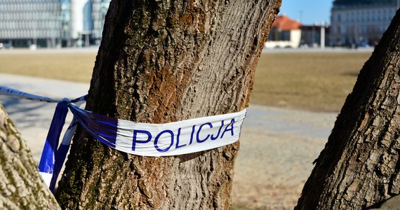 67-letni mężczyzna zginął w Rząśni (pow. pajęczański) przygnieciony przez samochód ciężarowy. Wypadek wydarzył się podczas prac związanych z wycinką drzew.