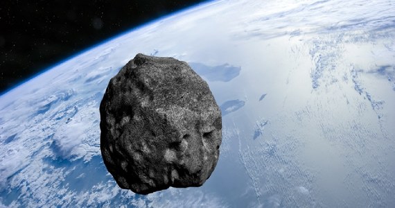 Już w sobotę asteroida 2023 DZ2 przeleci bardzo blisko naszej planety. Będzie można ją zobaczyć nawet przy pomocy lornetki. Asteroida jest wystarczająco duża, by jej uderzenie w Ziemię spowodowało zniszczenie miasta. To rzadki przypadek, by obiekt tej wielkości przeleciał tak blisko ziemskiej orbity.
